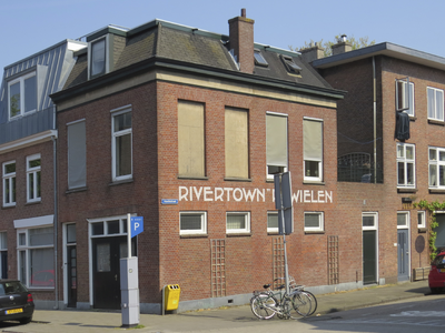 908636 Gezicht op het winkelhoekpand Hopakker 59 te Utrecht, met rechts de Havikstraat, met op de zijgevel geschilderd ...
